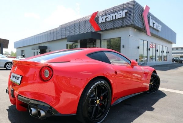 Moderna fasada auto salona izrađena od Skyline mreže od istegnutog metala