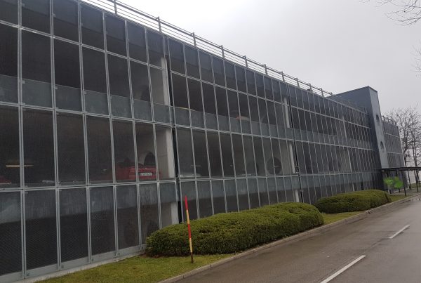 Ventilisana fasada od istegnutog metala za garažu – romboidna mreža