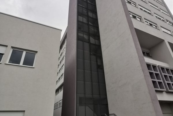 Prater mreža od istegnutog metala na stepeništu požarnog izlaza Kliničkog centra Banja Luka