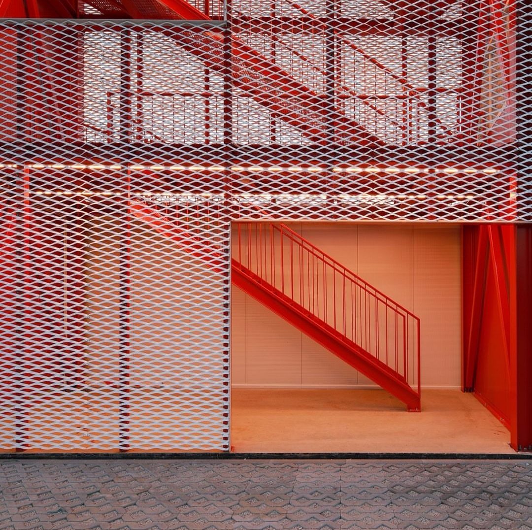 White expanded metal mesh contrasting red interior design, Broadway XL model